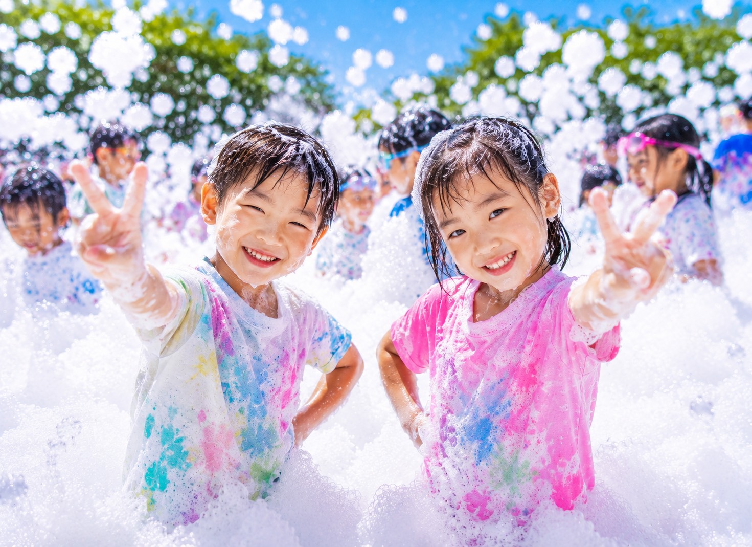 泡まみれで遊ぶ子どもたち